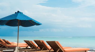 лежаки около берега