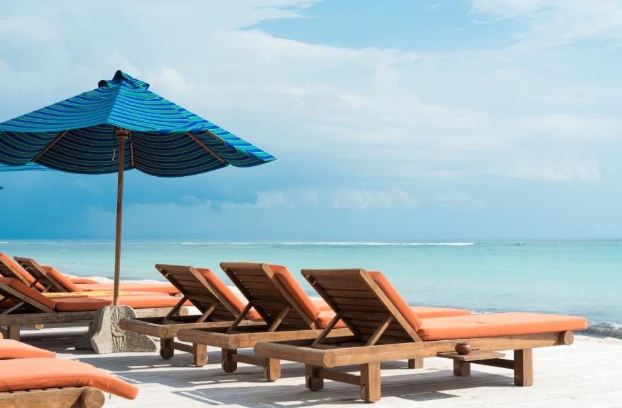 лежаки около берега